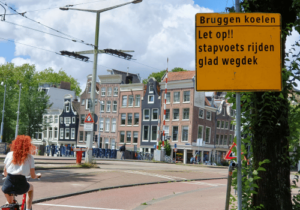 Een brug die gekoeld wordt tijdens een hete dag